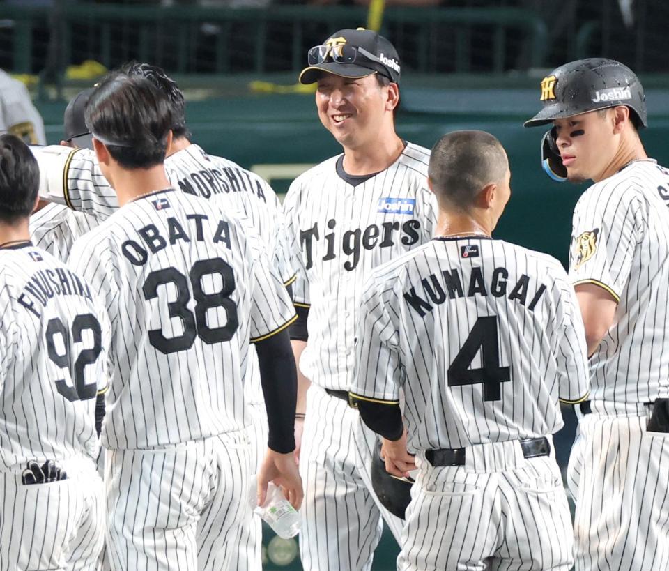 サヨナラ勝利に笑顔を見せる藤川監督（中央）＝撮影・立川洋一郎
