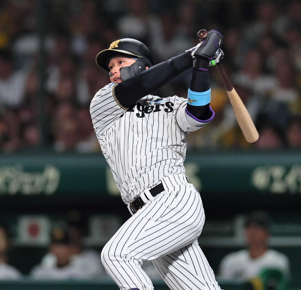 　６回、左越えへソロを放つ森下（撮影・田中太一）