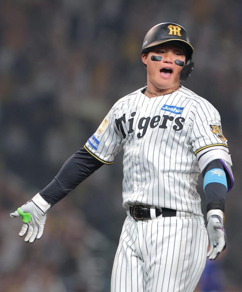 １０回、サヨナラ本塁打を放ち一塁へ走る森下（撮影・西田忠信）