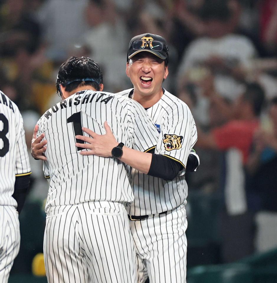 　試合を決めた森下を出迎え歓喜する藤川監督（撮影・田中太一）