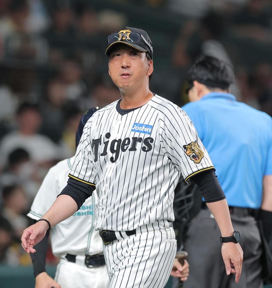 ７回を終え、選手交代を告げた藤川監督（撮影・西田忠信）