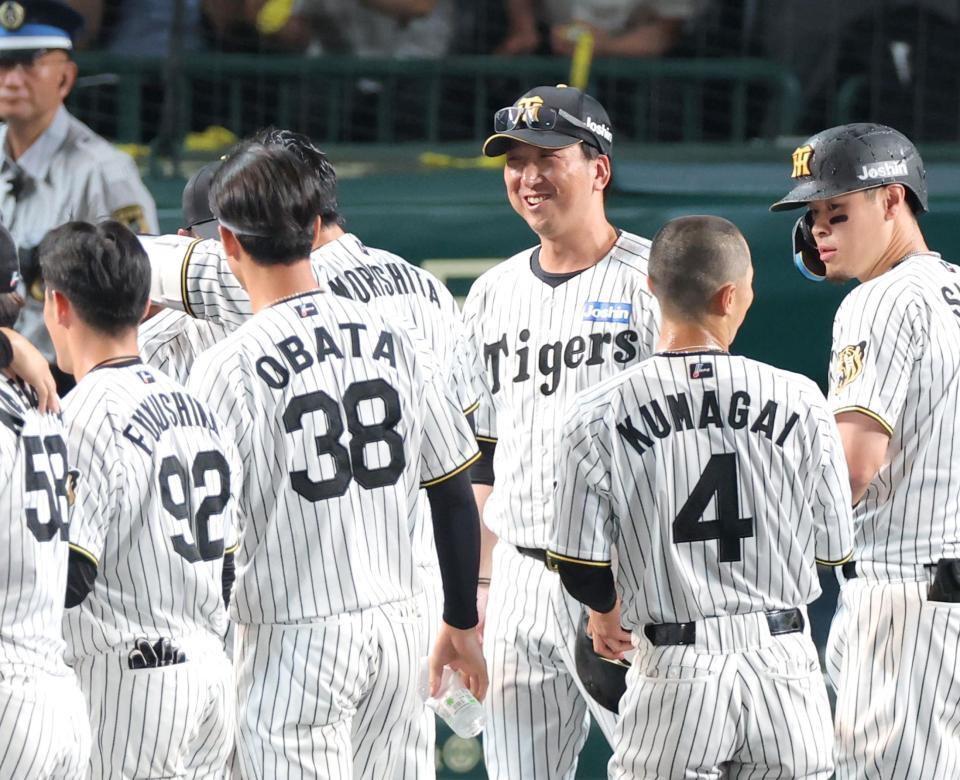 サヨナラ勝利に笑顔を見せる藤川監督（中央）＝撮影・立川洋一郎
