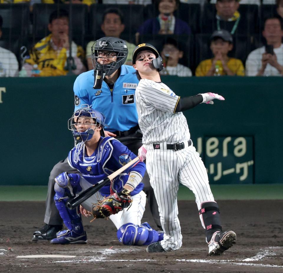 ８回、同点に追いつく適時内野安打を放つ浜田（撮影・立川洋一郎）