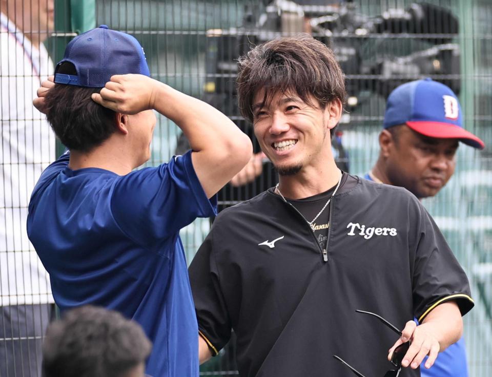 　柳と談笑する伊藤将