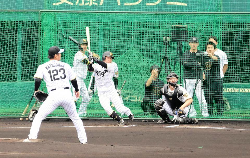 シート打撃で左前に安打性の当たりを放つ近本（投手・松原）