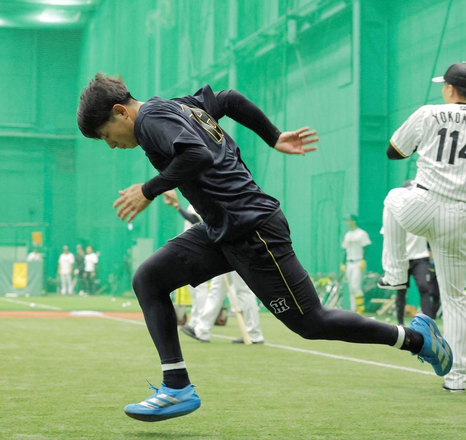 ダッシュで汗を流す下村（撮影・西田忠信）