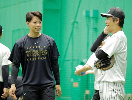 　江草コーチ（右）と話をする下村（撮影・西田忠信）