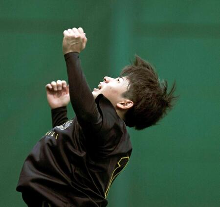 　トレーニング用のボールを頭上高く投げ込む下村（撮影・田中太一）