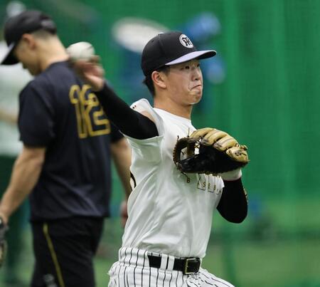 ノックを受け送球する百崎（撮影・田中太一）