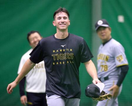 　練習中に笑顔を見せるディベイニー（撮影・北村雅宏）