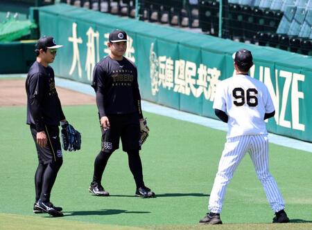 栄枝（左）と嶋村は筒井コーチの指導を受け外野守備の練習をする（撮影・山口登）