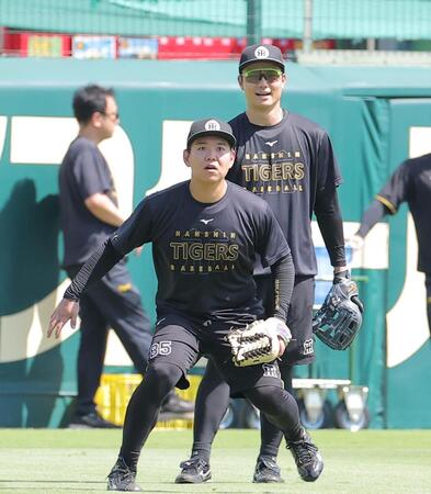 外野でノックを受ける嶋村（手前）と栄枝（撮影・西田忠信）