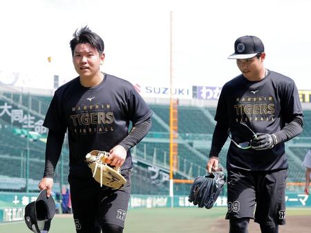 外野での守備練習を終えた嶋村（左）と栄枝（撮影・西田忠信）