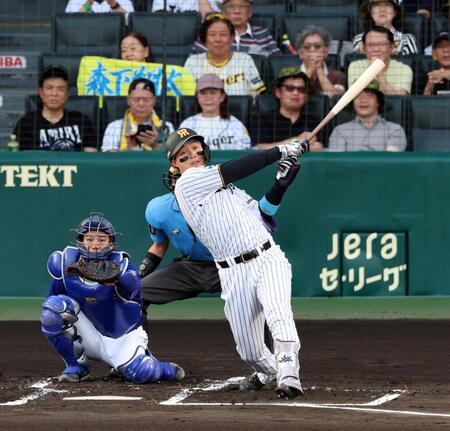 １回、左中間に先制ソロを放つ森下（撮影・山口登）