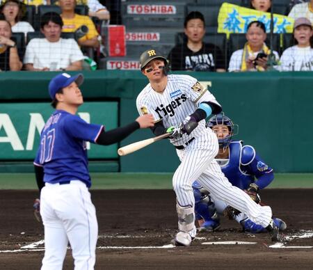 １回、左中間に先制ソロを放つ森下（撮影・山口登）