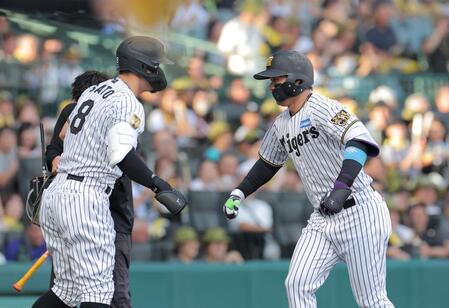 １回、先制ソロを放ち佐藤輝（左）と喜ぶ森下（撮影・西田忠信）