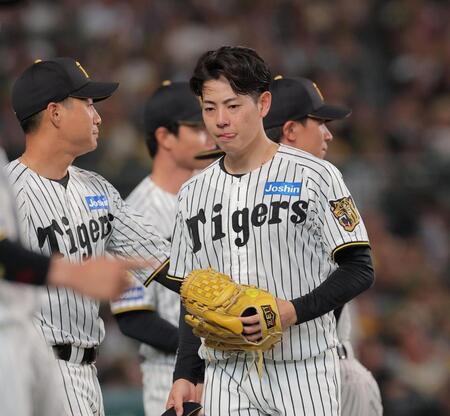 ５回に同点とされ厳しい表情でベンチに戻る下村（撮影・西田忠信）