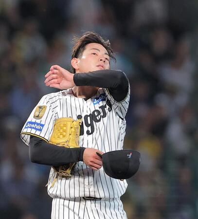 ５回、福永に死球を与え汗をぬぐう下村（撮影・西田忠信）