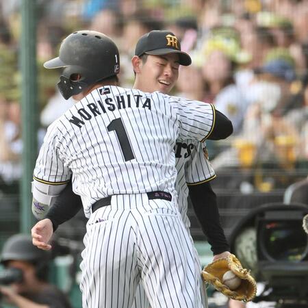 １回、ソロを放った森下に抱きつかれる下村（撮影・田中太一）