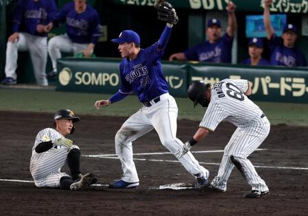 ７回、高寺の内野ゴロで三塁走者の熊谷が三本間に挟まれタッチアウトになり、一塁走者の小野寺が三塁狙うもタッチアウトになる（撮影・山口登）