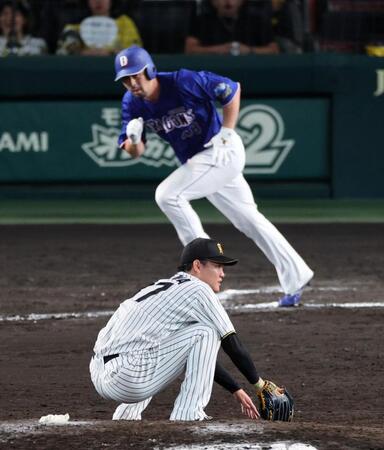 １１回、及川は阿部に勝ち越し適時打を許す（撮影・山口登）
