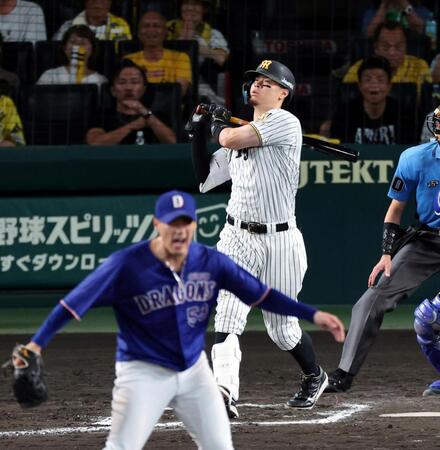 １０回、空振り三振に倒れる佐藤輝（撮影・山口登）