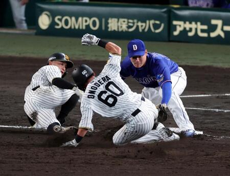 ７回、高寺の内野ゴロで三塁走者の熊谷が三本間に挟まれタッチアウトになり、一塁走者の小野寺が三塁狙うもタッチアウトになる（撮影・山口登）