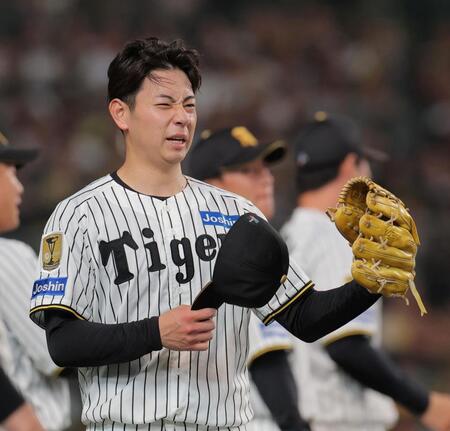 ５回に同点とされ厳しい表情でベンチに戻る下村（撮影・西田忠信）