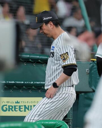 中日に惜敗し、足早にグラウンドを後にする藤川監督（撮影・西田忠信）
