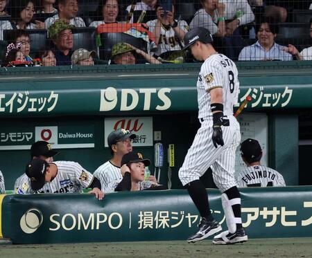 １０回、チャンスで佐藤輝が空振り三振に倒れ、グラウンドを見つめ藤川監督（中央）＝撮影・山口登