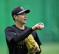 入念にキャッチボールをする下村（撮影・田中太一）