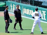 栄枝（左）と嶋村は筒井コーチの指導を受け外野守備の練習をする（撮影・山口登）