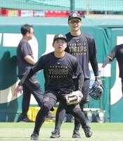 外野でノックを受ける嶋村（手前）と栄枝（撮影・西田忠信）