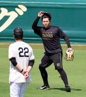 藤川監督（左）にあいさつする嶋村（撮影・山口登）