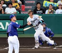 １回、左中間に先制ソロを放つ森下（撮影・山口登）