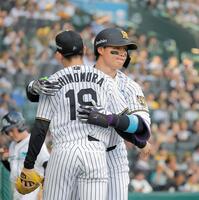 １回、先制ソロを放ち下村（手前）と抱き合う森下（撮影・西田忠信）