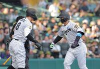 １回、先制ソロを放ち佐藤輝（左）と喜ぶ森下（撮影・西田忠信）