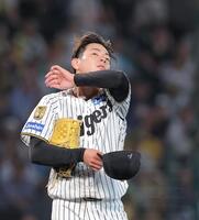 ５回、福永に死球を与え汗をぬぐう下村（撮影・西田忠信）