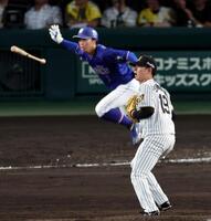 ５回、下村は岡林に同点適時二塁打を許す（撮影・山口登）