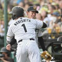１回、ソロを放った森下に抱きつかれる下村（撮影・田中太一）
