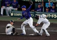 ７回、高寺の内野ゴロで三塁走者の熊谷が三本間に挟まれタッチアウトになり、一塁走者の小野寺が三塁狙うもタッチアウトになる（撮影・山口登）