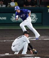 １１回、及川は阿部に勝ち越し適時打を許す（撮影・山口登）