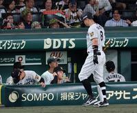 １０回、チャンスで佐藤輝が空振り三振に倒れ、グラウンドを見つめ藤川監督（中央）＝撮影・山口登