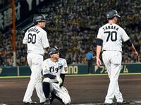 ７回、高寺の打球で三走・熊谷（右）と一走・小野寺がアウトとなる（撮影・田中太一）