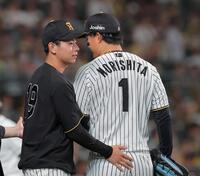 ８回の守備を終えた森下（右）を迎える下村（撮影・西田忠信）