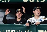 ９回、岩崎が中日打線を無失点に抑え、ベンチから声を出す下村（左）と木下（撮影・田中太一）