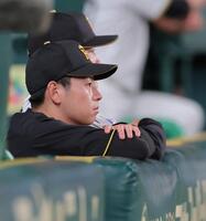 ９回、ベンチから試合を見る下村（撮影・西田忠信）