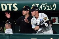 ８回、ドリスが満塁のピンチを無失点に抑えベンチで手をたたく下村（撮影・田中太一）