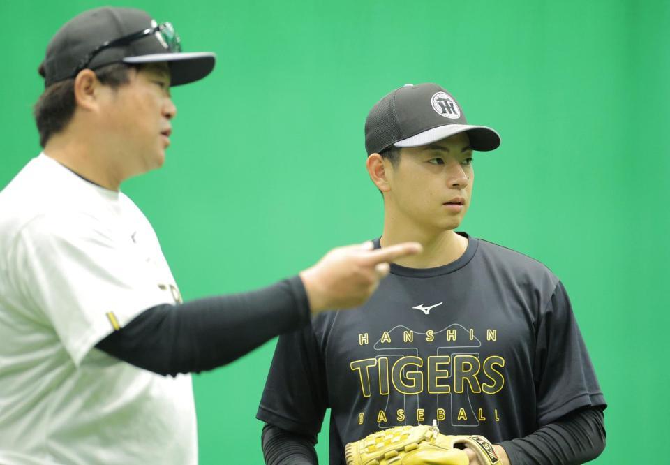 安藤コーチ（左）に声をかけられる下村（撮影・西田忠信）