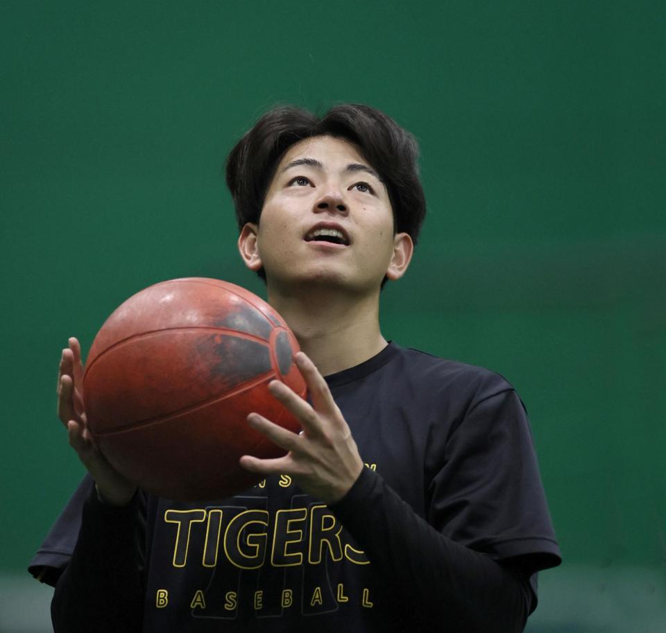 トレーニング用のボールで練習に励む下村（撮影・田中太一）